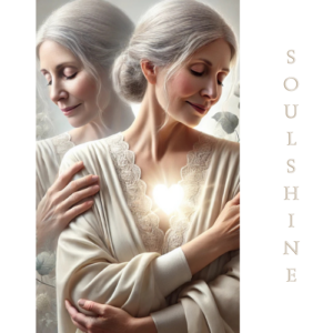 Eine ältere Frau mit grauen Haaren, die in einem hellen Gewand mit einem sanften Lächeln posiert, während sie ihr Herz symbolisch hält.