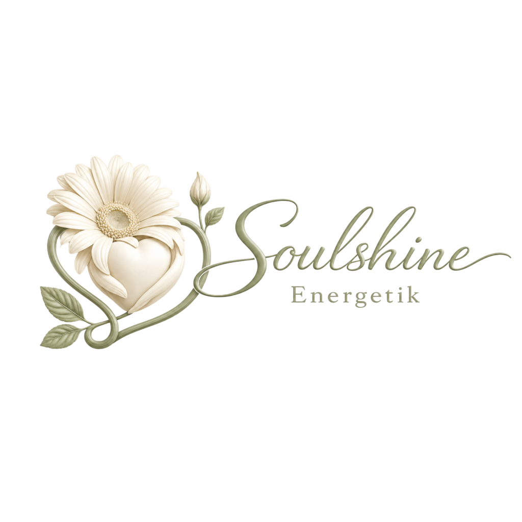 Cremefarbenes SoulShine Energetik Logo mit Blüte, Herzmotiv und salbeigrüner Schrift auf schwarzem Hintergrund für spirituelle Begleitung.