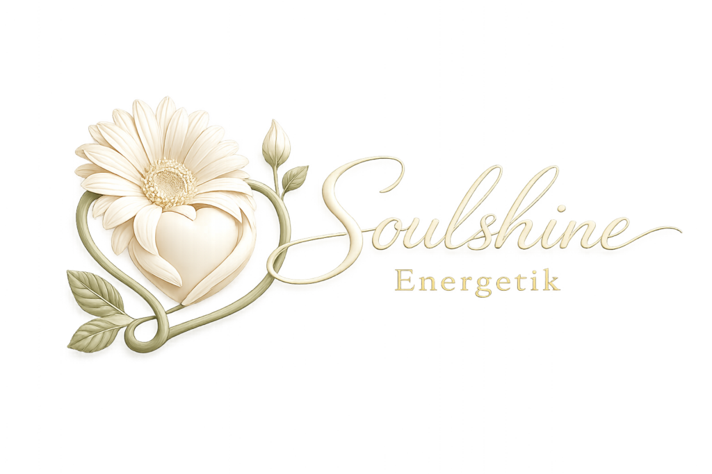 Goldenes SoulShine Energetik Logo mit stilisierter Blüte, Herzform und feiner Schrift auf sanftem, dunklem Hintergrund.