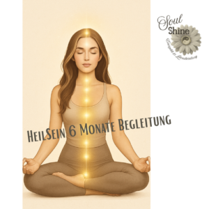 Eine Frau in Meditationshaltung mit leuchtenden Energiepunkten entlang der Wirbelsäule, umgeben von einem Logo.