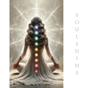 Eine Frau mit langen, lockigen Haaren sitzt im Lotussitz, mit leuchtenden Chakren entlang ihrer Wirbelsäule.