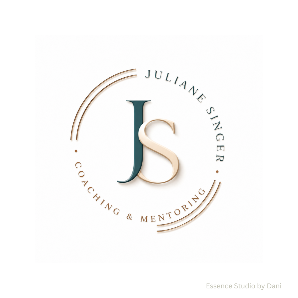 Teal und goldfarbene Initialen „JULIANE“ mit geschwungenem Element sowie „Essence Studio by Dani“ auf hellem Hintergrund.