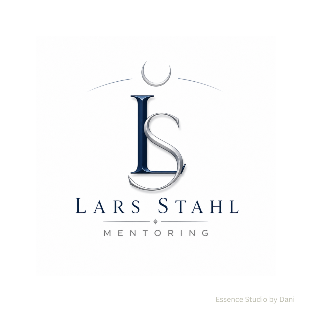 Elegantes Logo mit dem Schriftzug LARS STAHL und MENTORING in blau-silberner Metalloptik vor hellem Hintergrund, klare Linien und Bogenführung.