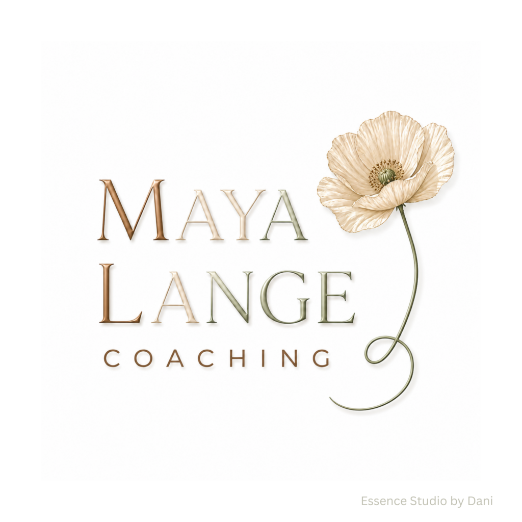 Goldfarbene Schrift mit der Wortmarke „MAIA LANGE“ sowie Pfingstrose und grüne Kontur, eingebettet in ein stimmiges Coaching-Design.