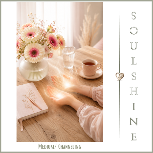 Im warmen SoulShine-Design zeigen Hände mit leuchtender Energie, wie Medium/Channeling am Holztisch mit Blumen, Tee und Notizbuch inszeniert wird.