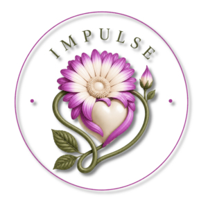 Eine rosa-weiße Blume mit herzförmigem Blütenkern, grünen Blättern und dem Schriftzug „IMPULSE“ im runden Emblem.
