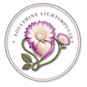 Rundes SoulShine-Emblem mit weißen und violetten Blüten, goldenem Herz und dem Schriftzug „SoulShine Lichtimpulse“.