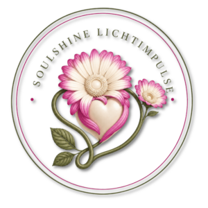 Rundes SoulShine-Logo mit rosa Blüten, einem herzförmigen Motiv und dem Schriftzug „Soulshine Lichtimpuls“