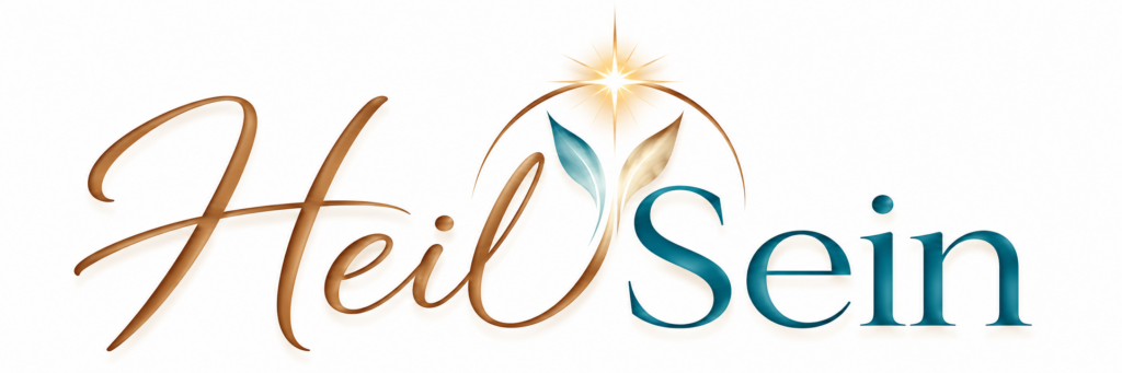 Das Schriftlogo „HeilSein“ verbindet braune Schreibschrift und türkisfarbene Buchstaben mit einem Blütenemblem und goldenem Stern.