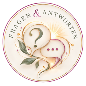 Ein rundes Emblem mit dem Schriftzug „Fragen & Antworten“ zeigt verschlungene Sprechblasen mit Fragezeichen und Auslassungspunkten.
