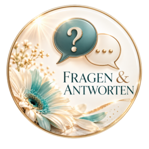 Zwei Sprechblasen mit Fragezeichen und Auslassungspunkten stehen über dem Schriftzug „Fragen & Antworten“, begleitet von einer Blüte.