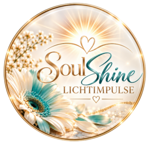 Goldene Schrift „SoulShine Lichtimpulse“ mit strahlendem Herzmotiv und einer weiß-türkisen Blüte in einem floralen Emblem.