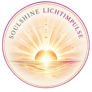 Der Schriftzug „SoulShine Lichtimpulse“ wölbt sich über einem goldenen Licht, das mit feinen Strahlen über sanften Wellen aufgeht.